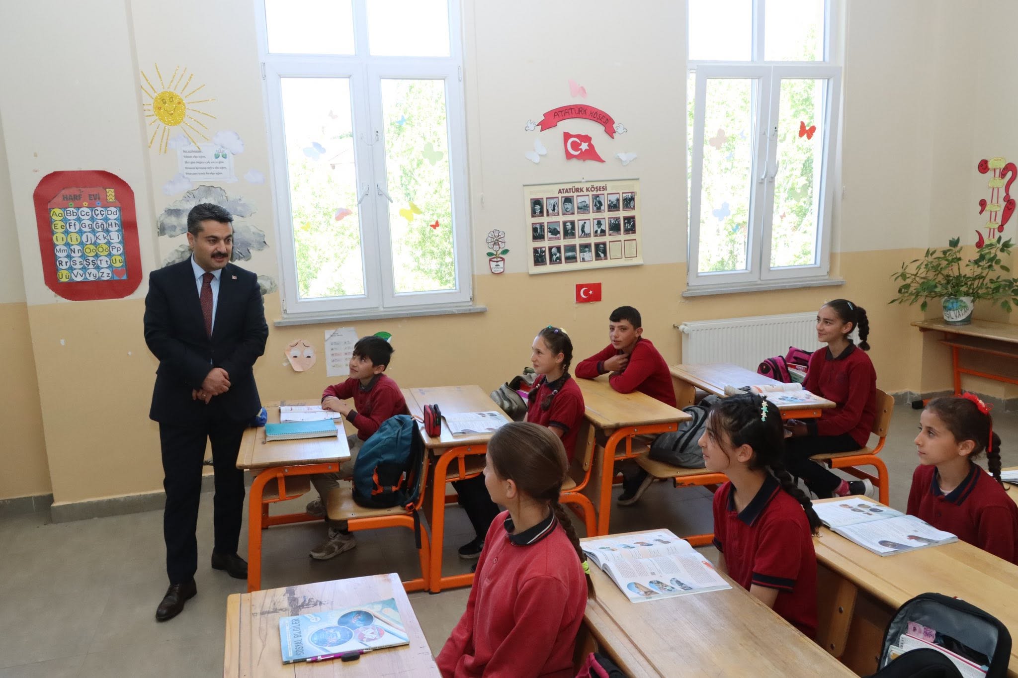 Öğrencilere kitap okuma ve başarı tavsiyesi