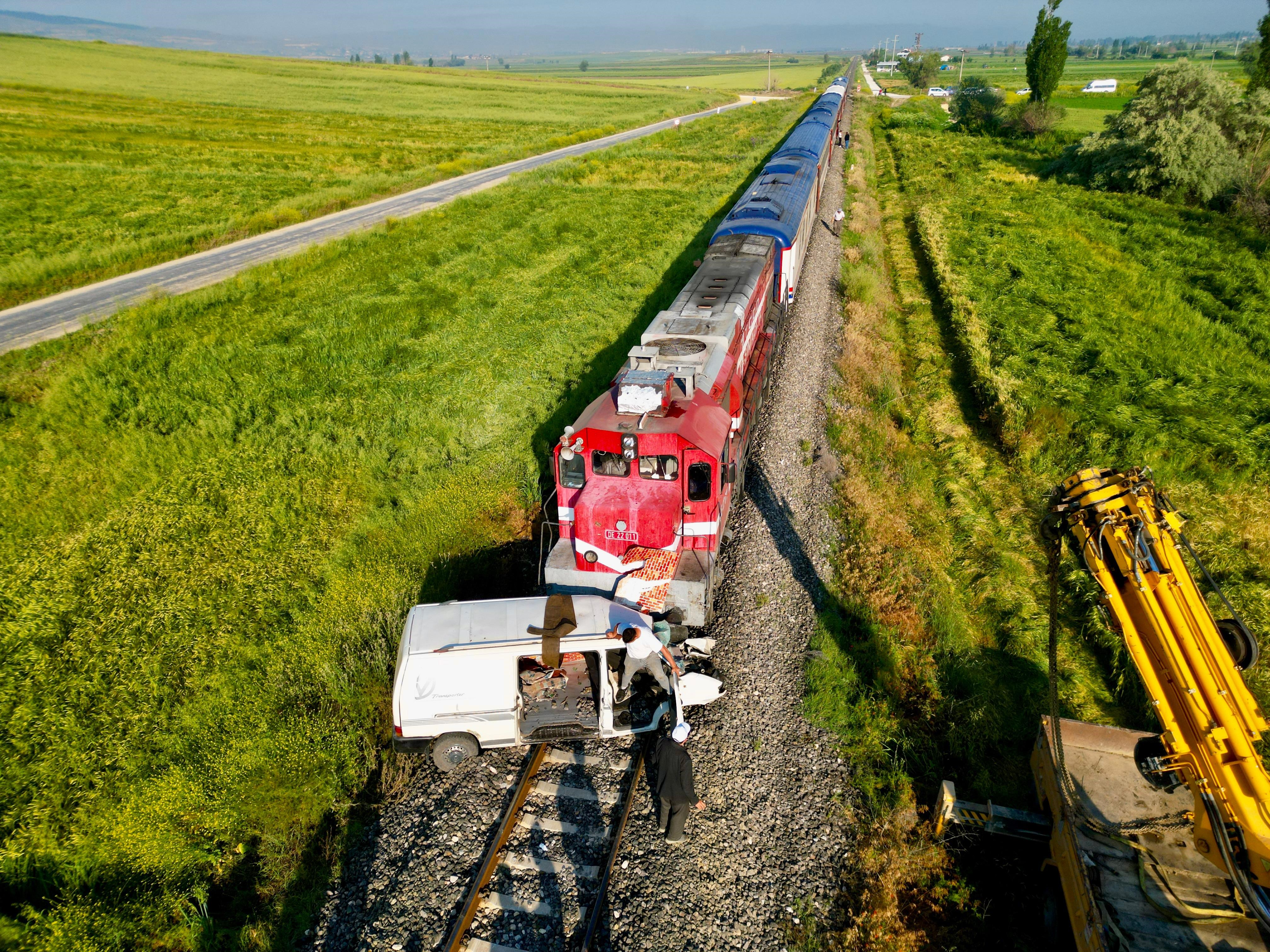 Yolcu treni kamyoneti 200 metre sürükledi!