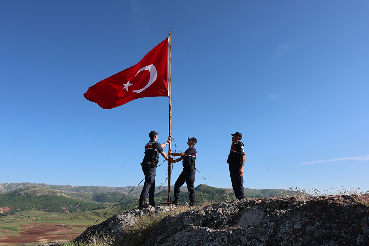 Hevük Kalesi'nin zirvesinde ay-yıldızlı nöbet: Tür