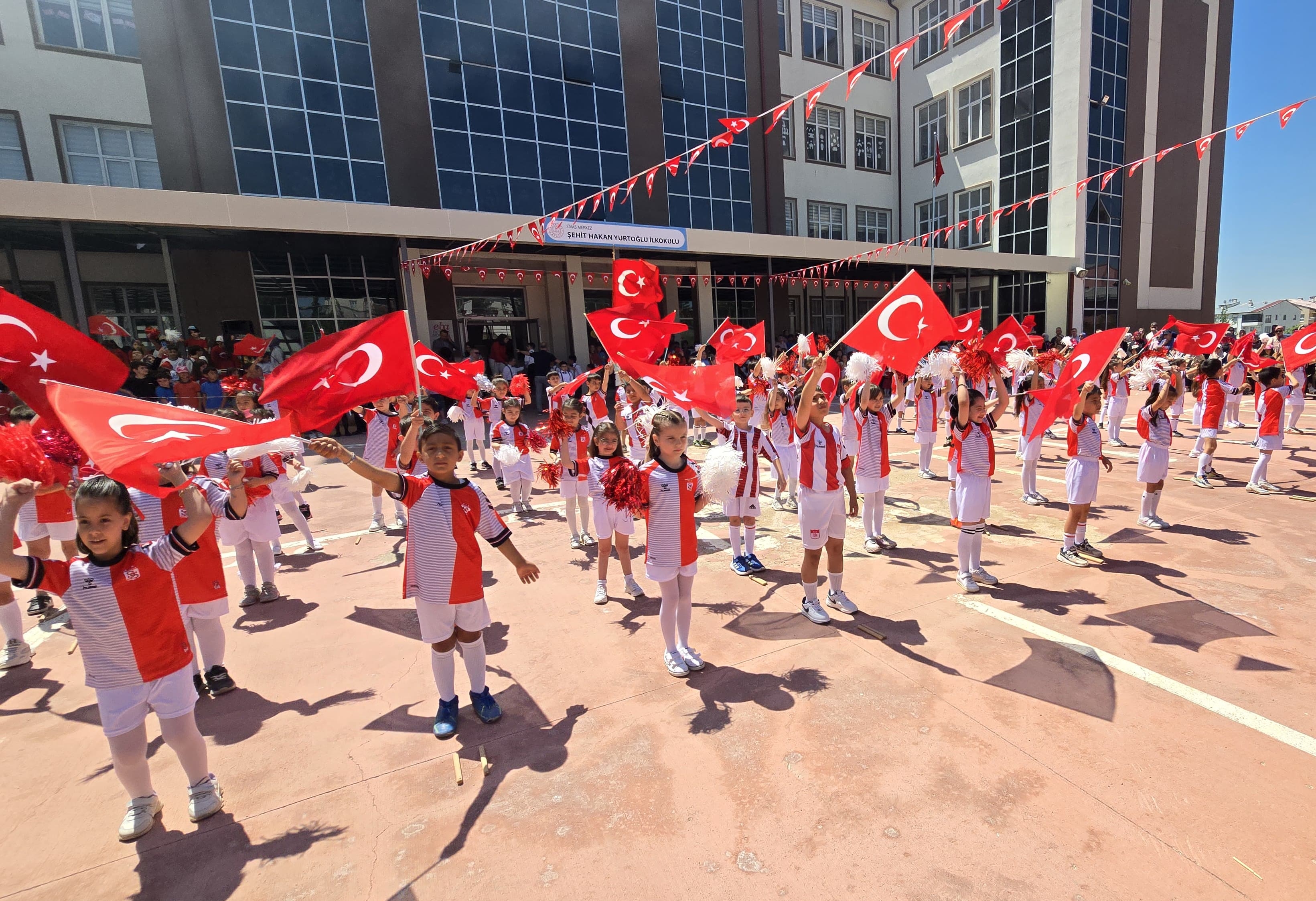 Sivas'ta öğrencilerden milli takıma destek