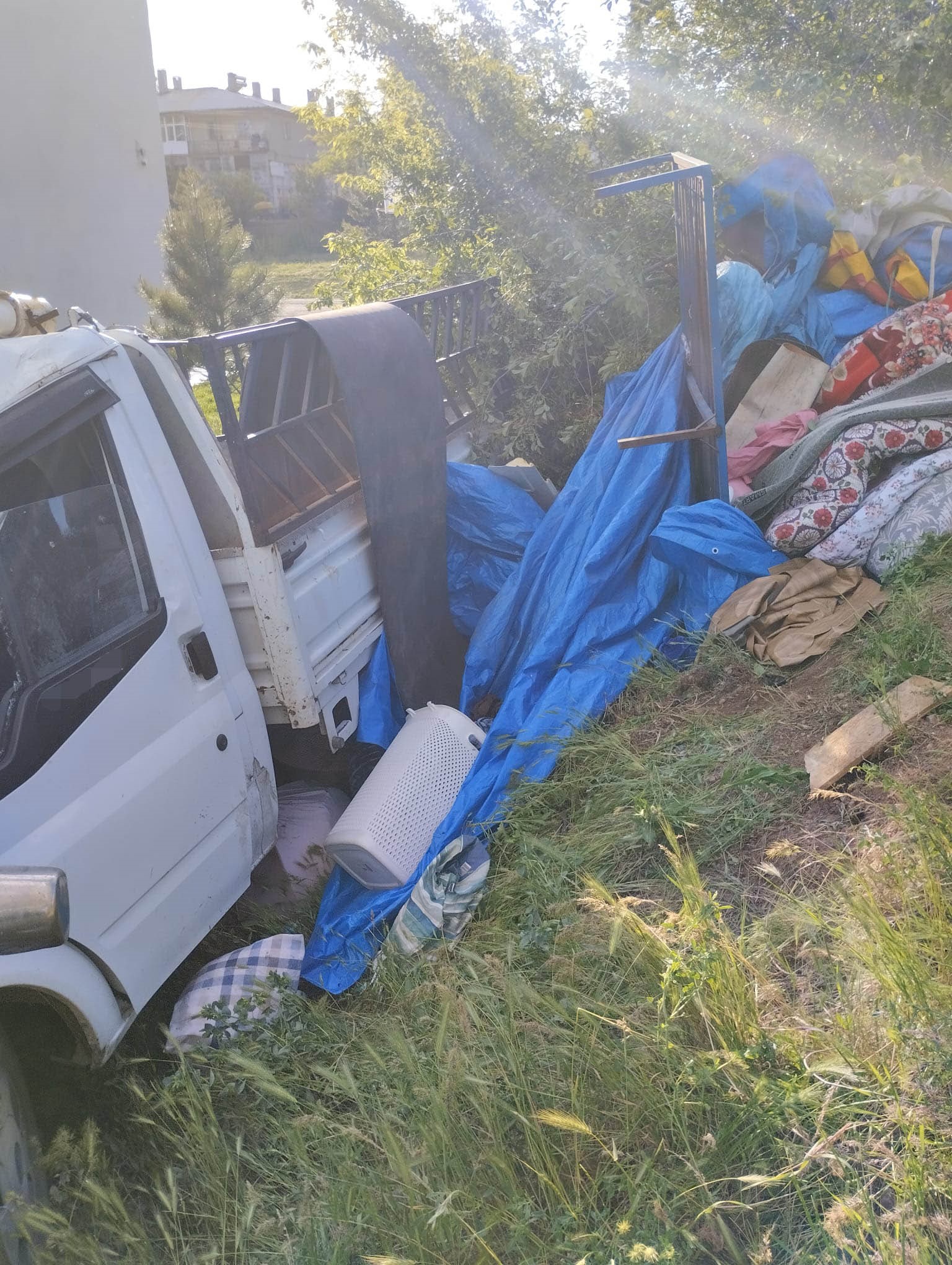 Sivas'ta kontrolden çıkan kamyonet duvara çarptı: 4 yaralı