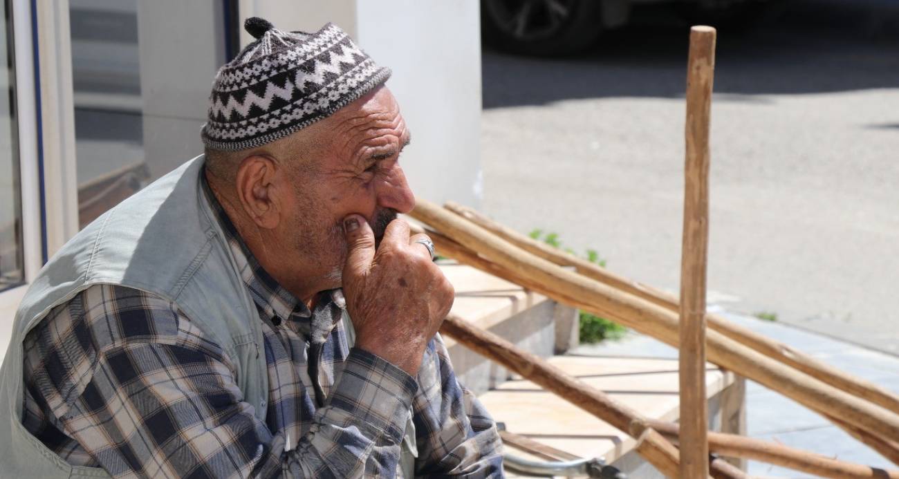 Kaldırımda satışa çıkardığı tarım aletlerini hayırsever iş insanı satın aldı