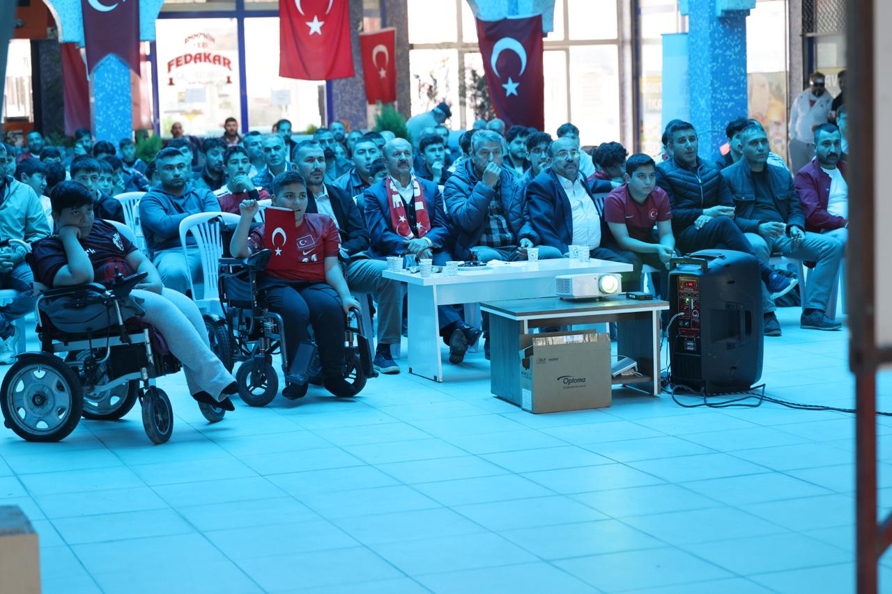 Şarkışla'da A Milli Futbol Takımı'nın maçı dev ekrandan izlendi