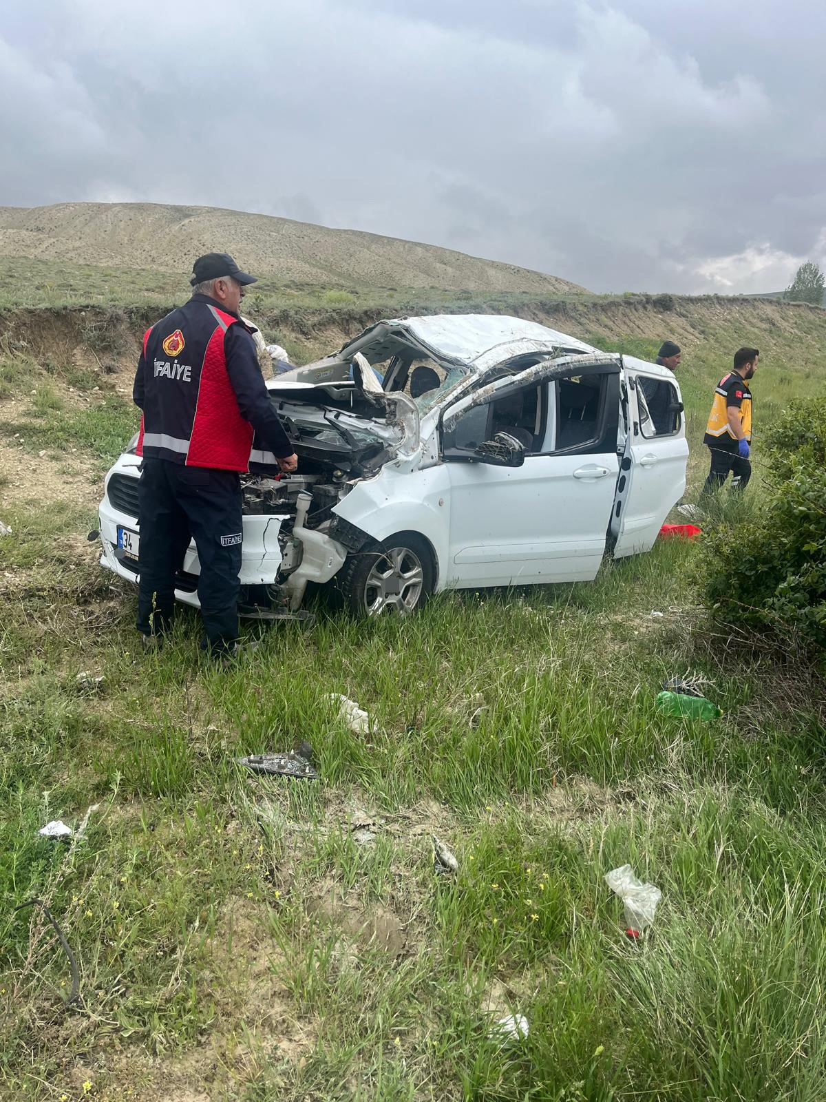 Sivas’ta takla atan otomobilde 5 kişi yaralandı