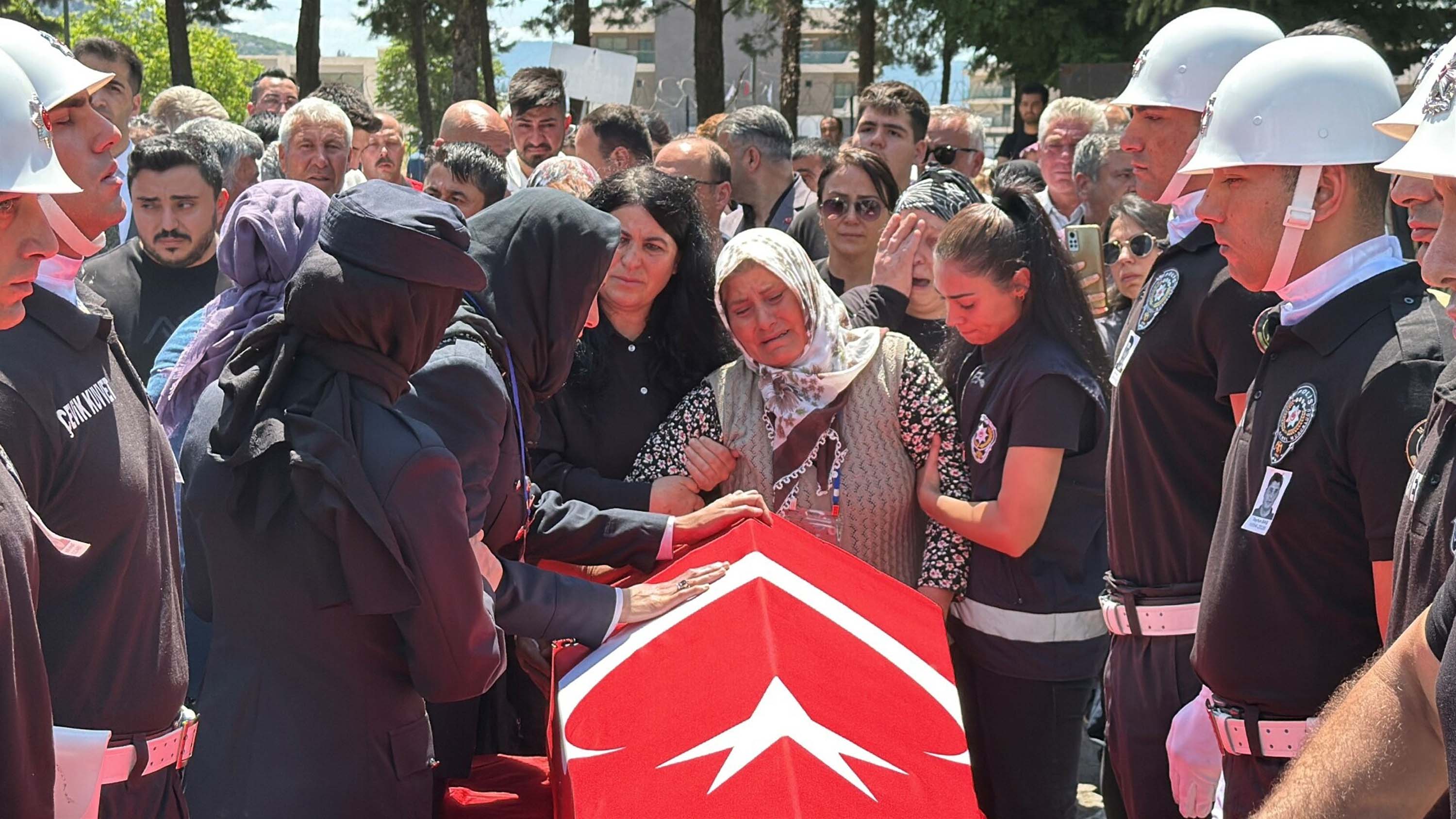Şehit polis memurunun babaevine Türk bayrağı asıldı