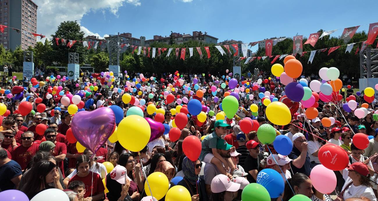 Kanseri yenen 9 yaşındaki Almira için binlerce balon gökyüzüne bırakıldı