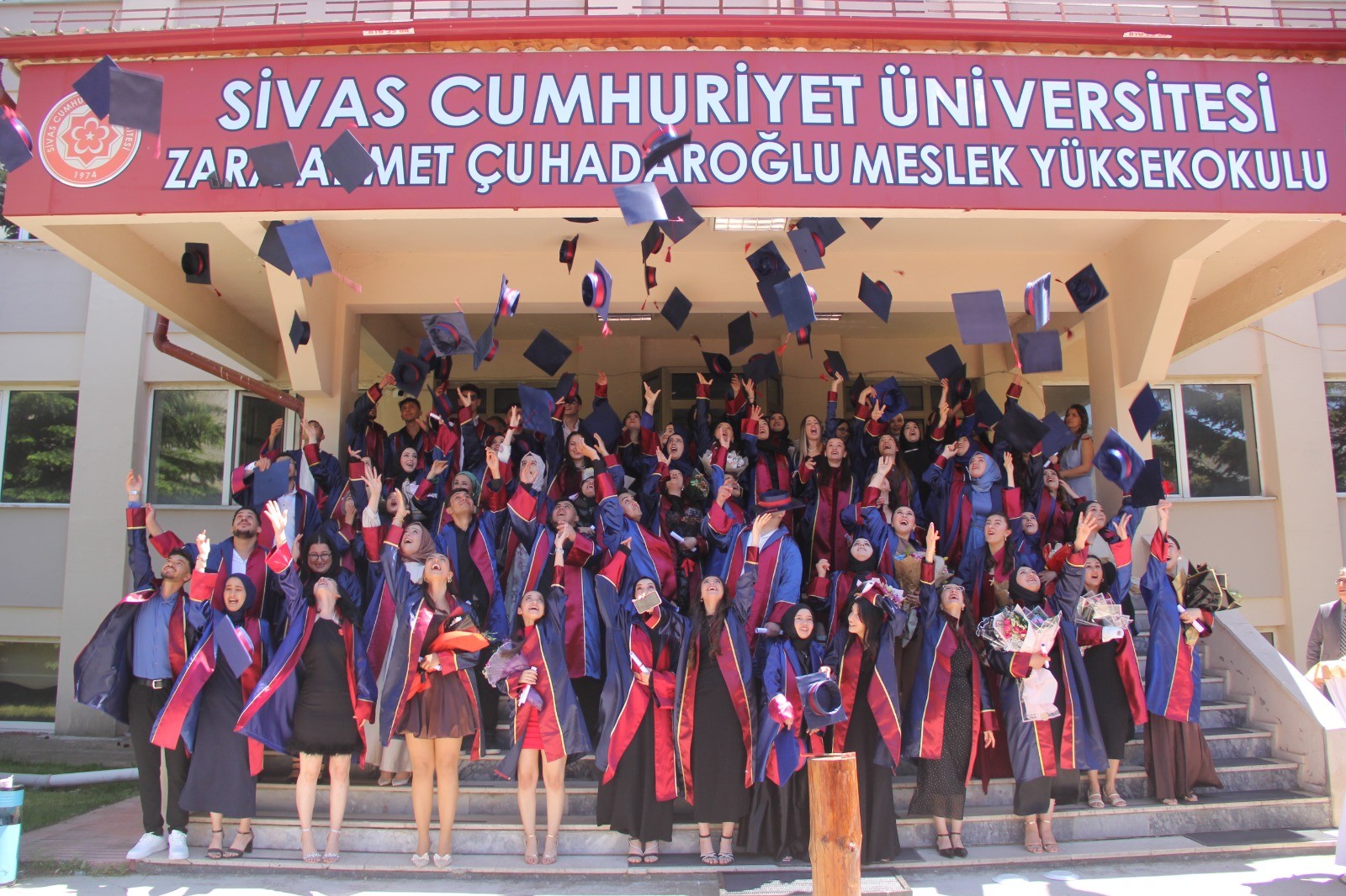 Kep attılar, geleceğe uğurlandılar