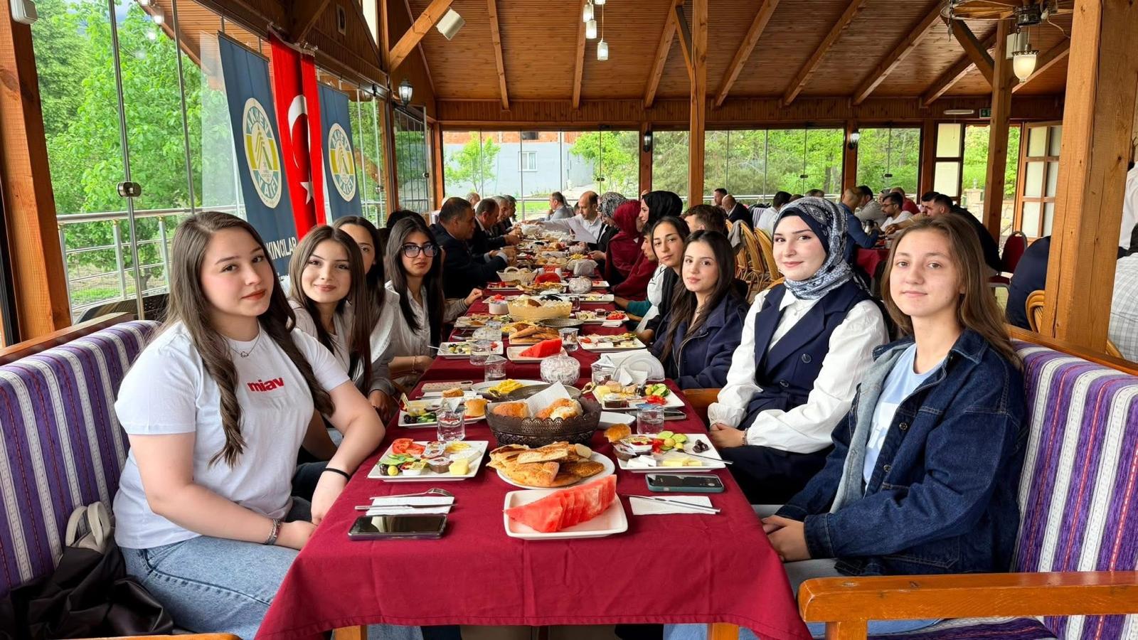 YKS'ye girecek öğrencilere moral etkinliği düzenlendi