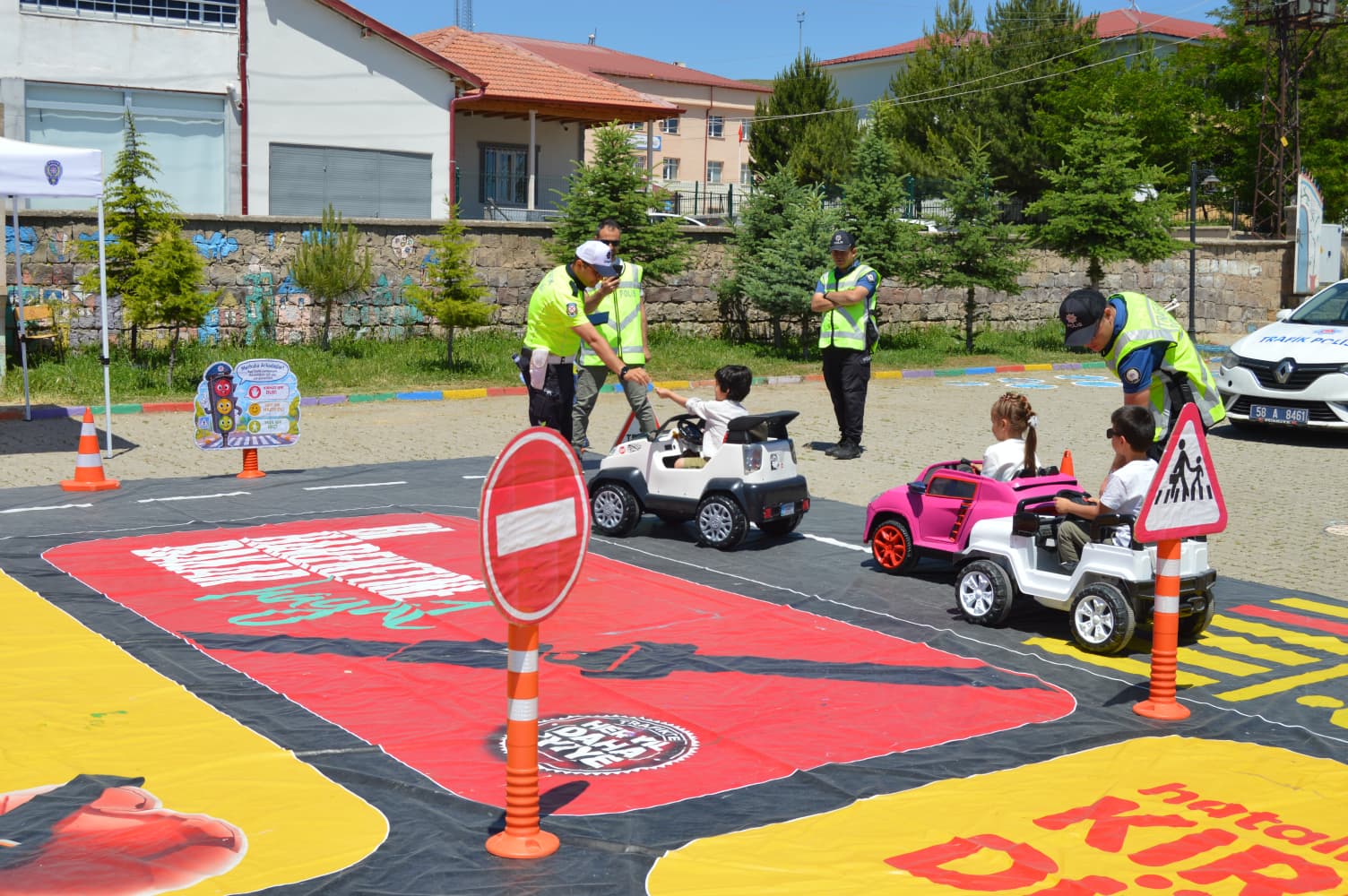 Gemerek'te anaokulu öğrencilerine trafik eğitimi verildi