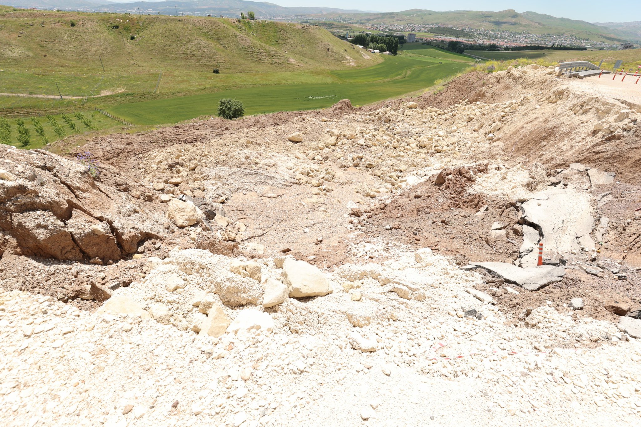 Sivas'ta TOKİ yolunda heyelan