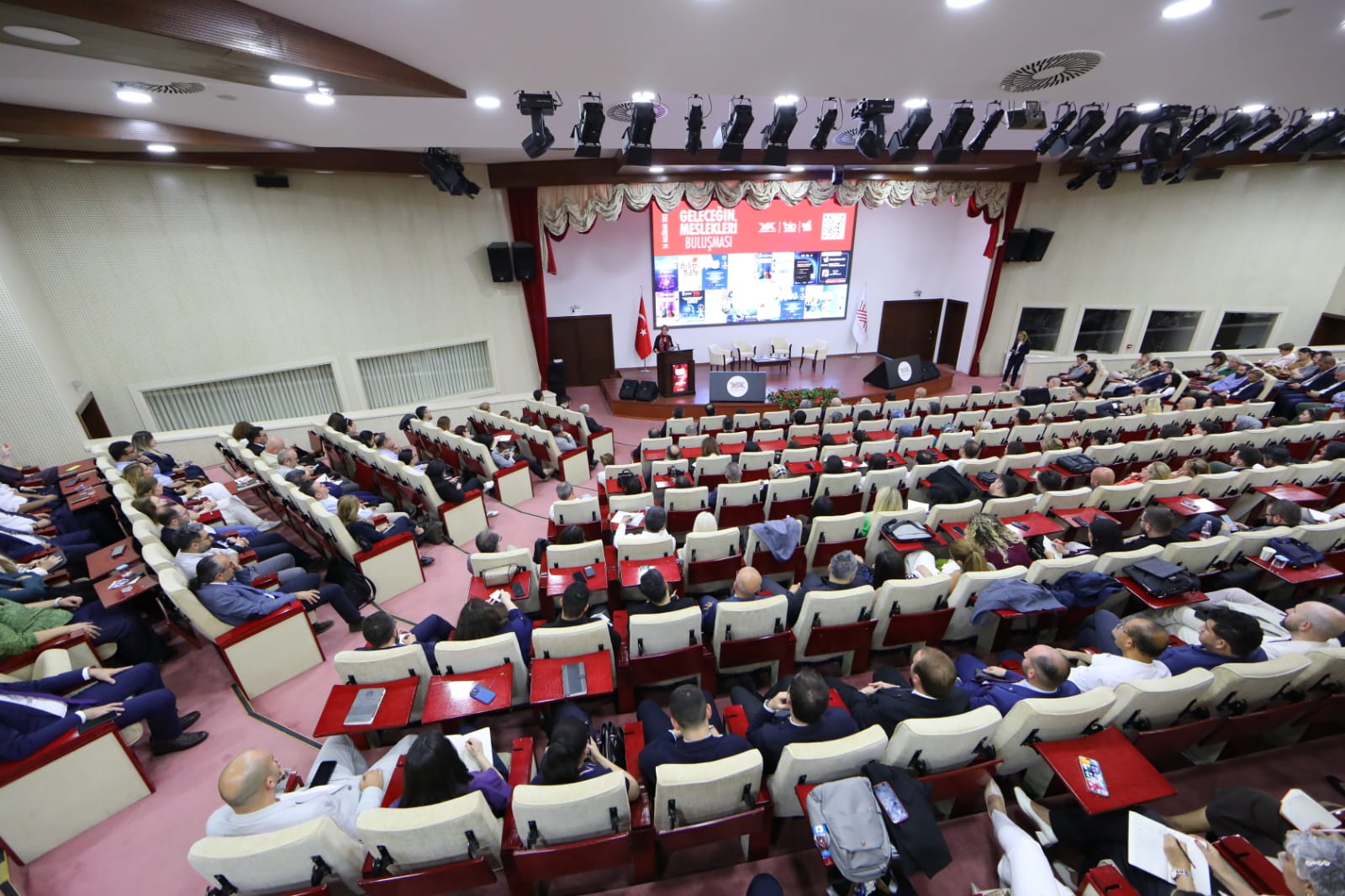 Geleceğin meslekleri YÖK toplantısında ele alındı