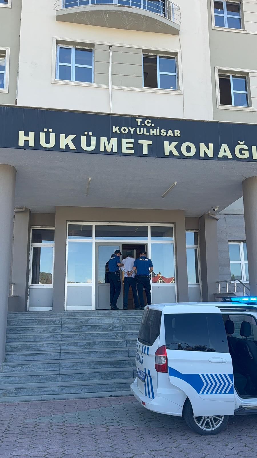 Koyulhisar’da 3 firari kıskıvrak yakalandı