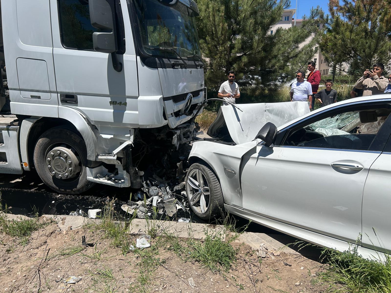 Son dakika: Sivas'ta TIR ile otomobil çarpıştı!