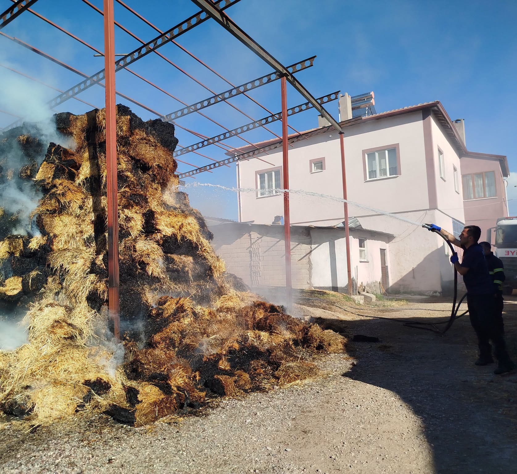 Sivas'ta 300 saman balyası kül oldu!