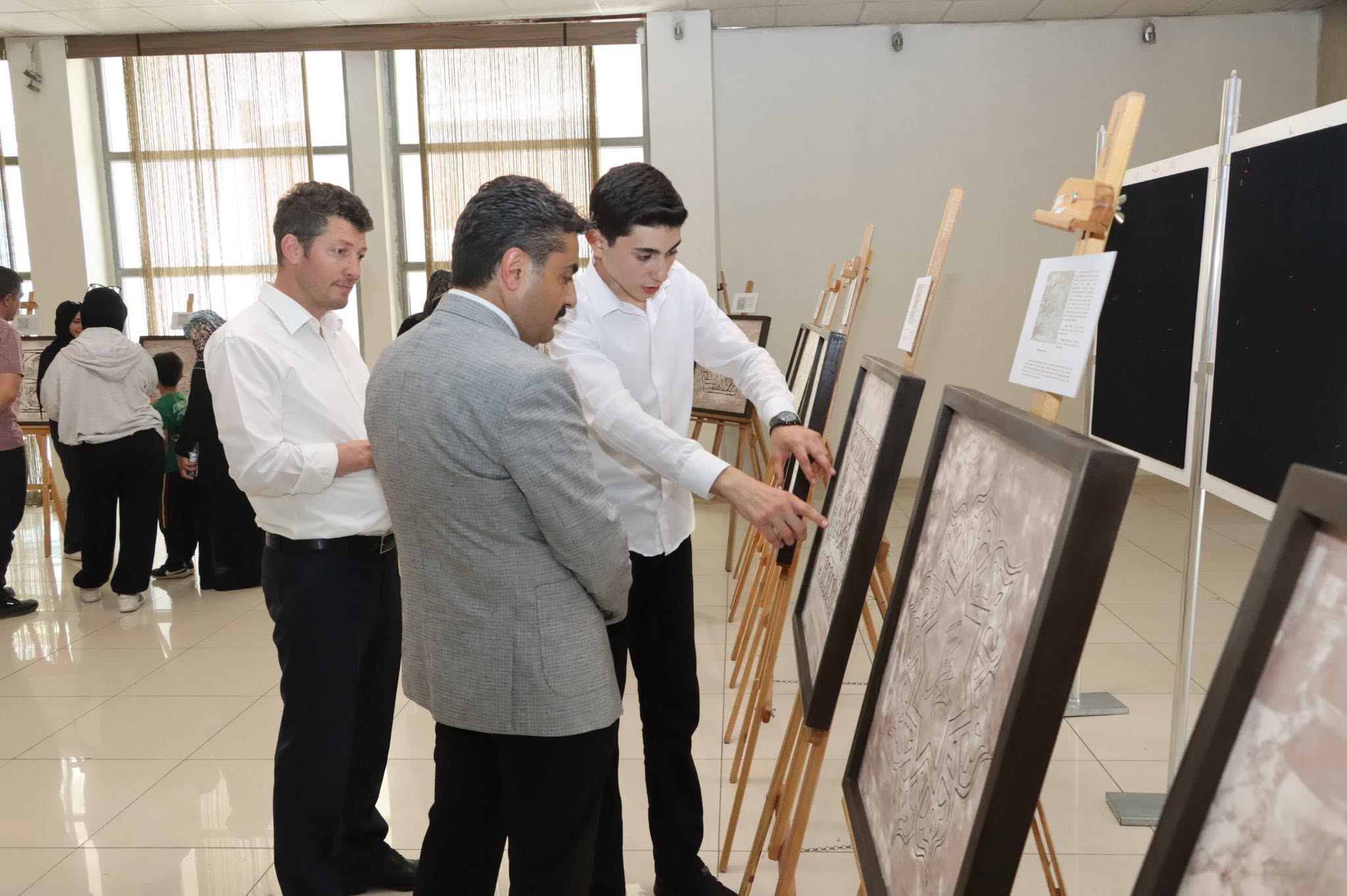 Sivaslı öğrencilerden sanat dolu sergi