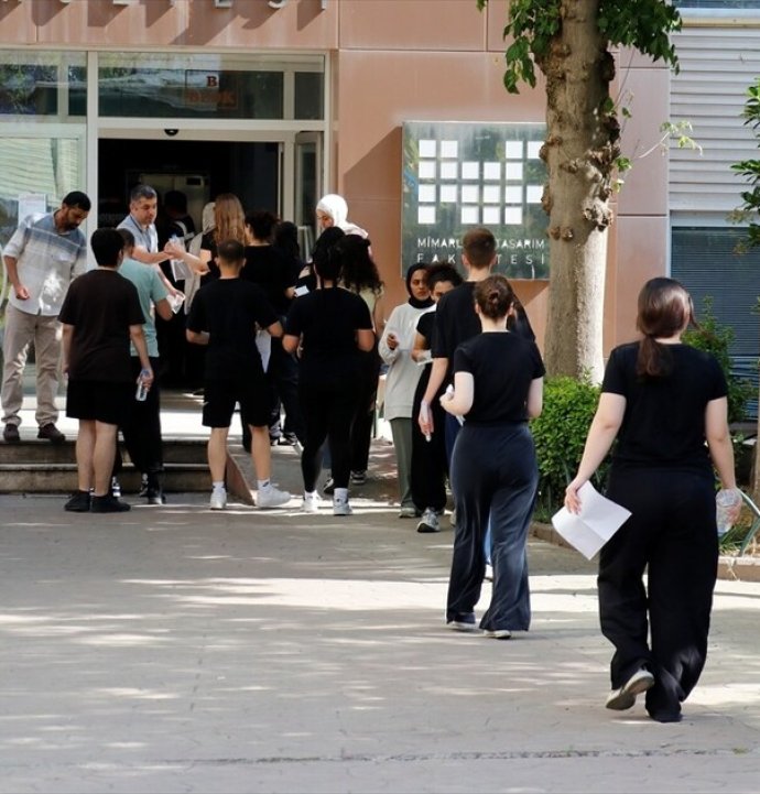 YKS'nin ilk oturumu Temel Yeterlilik Testi başladı