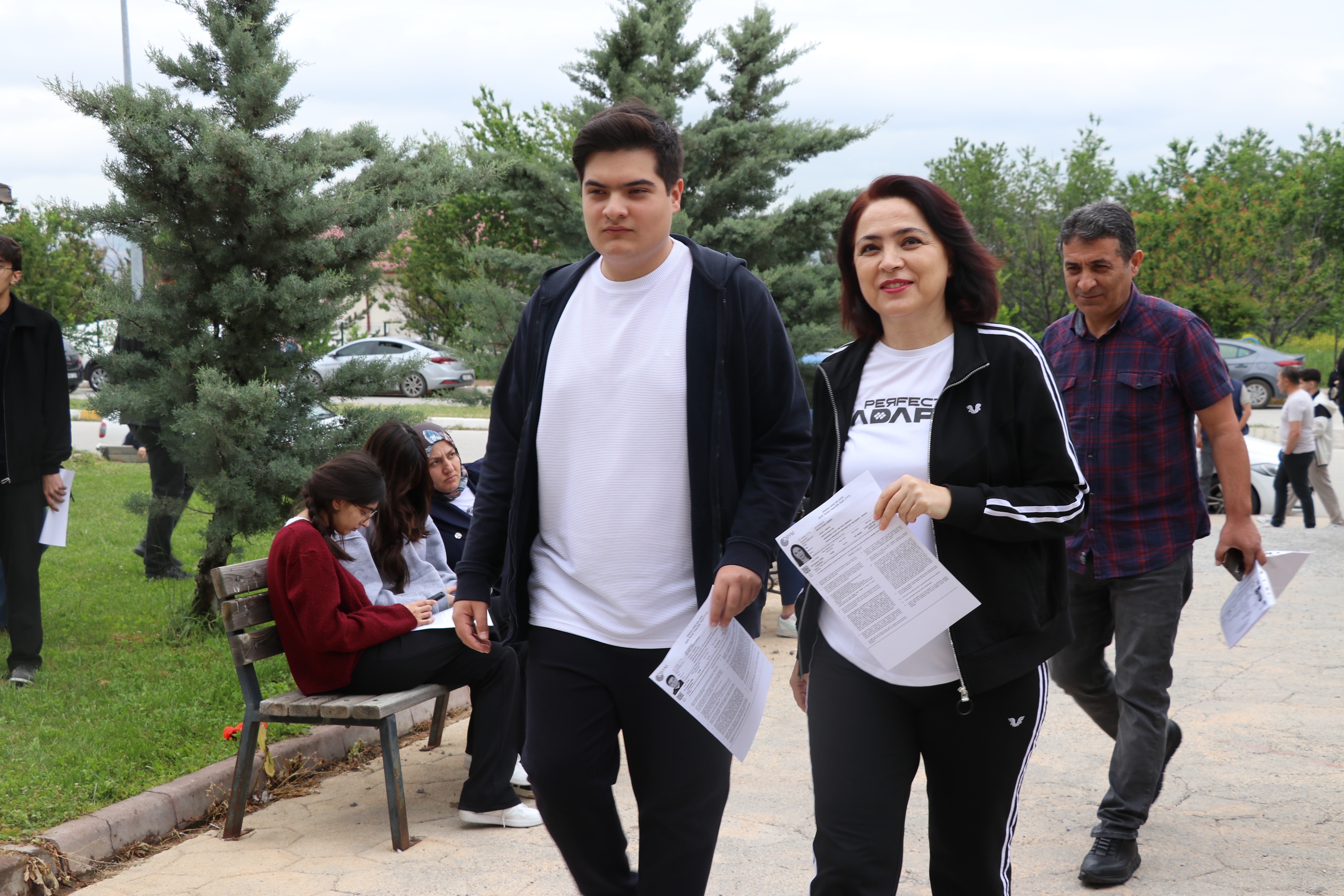 Sivas'ta anne oğul bitişik sınıflarda sınava girdi