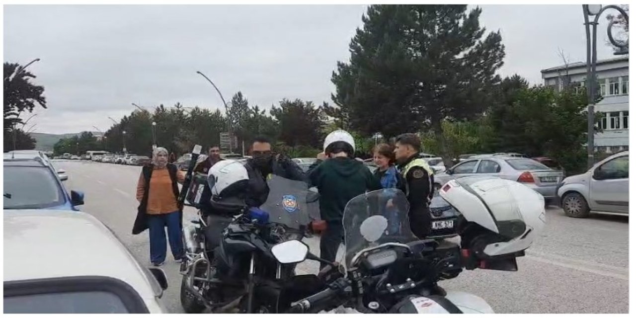 Sivas'ta kimliğini unutan öğrencilerin imdadına trafik polisi yetişti