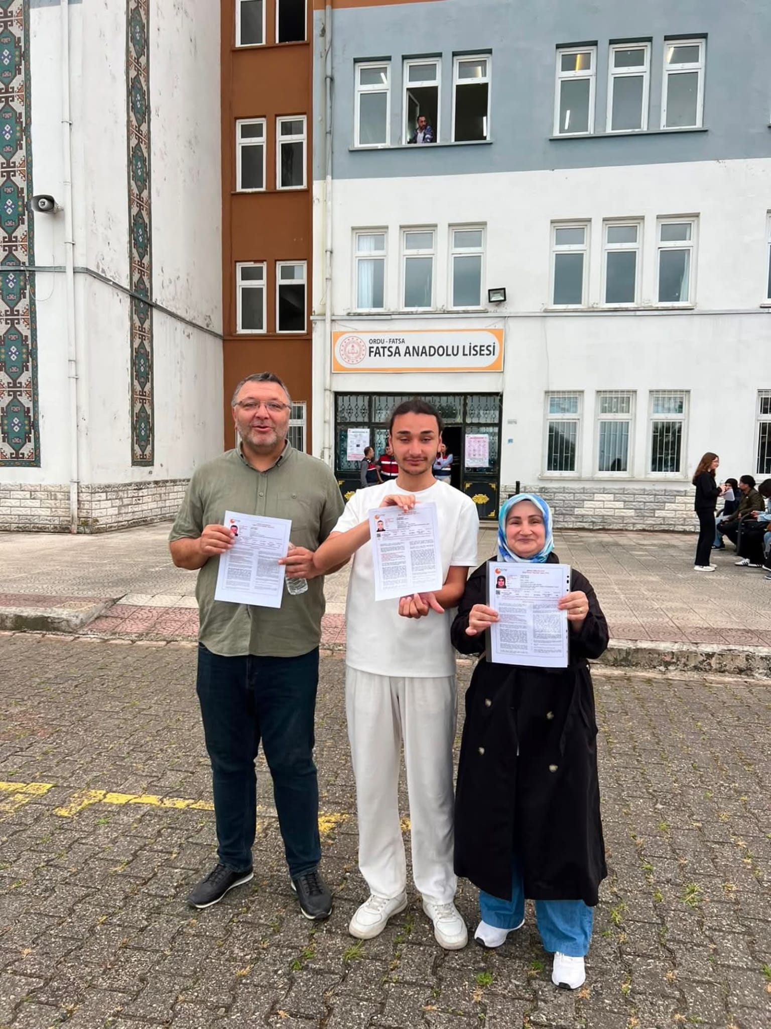 Anne, baba ve oğul aynı okulda sınava girdi