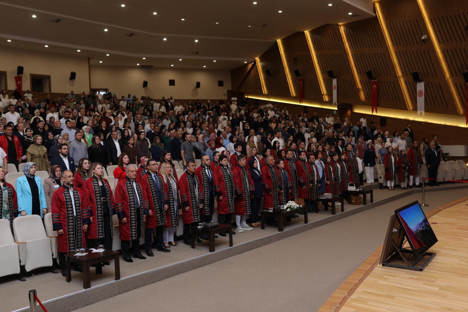 Sağlık kahramanları diplomalarını aldı