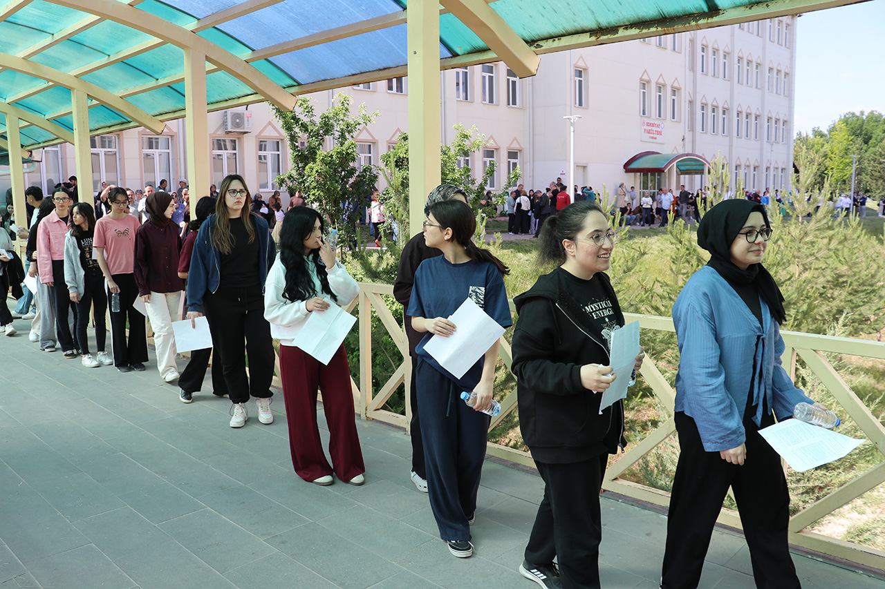 Sivas'ta YKS'nin ikinci oturumu AYT başladı