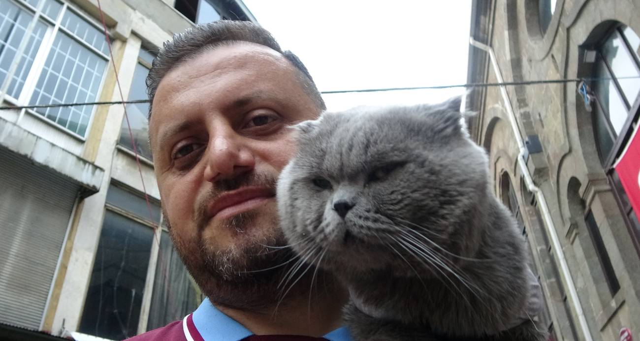 Forması ve kaşkoluyla tanınan bordo-mavili kedi "Tom" bulundu
