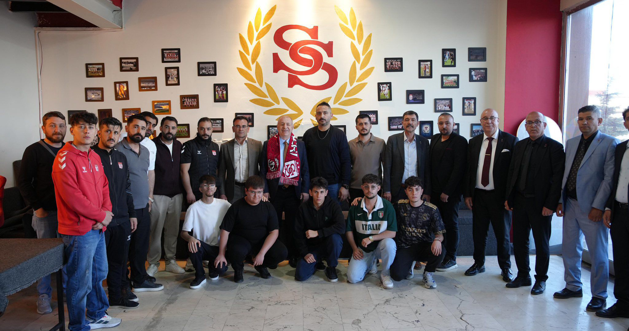 Ümit Özdağ’dan Sivasspor taraftarlarına ziyaret