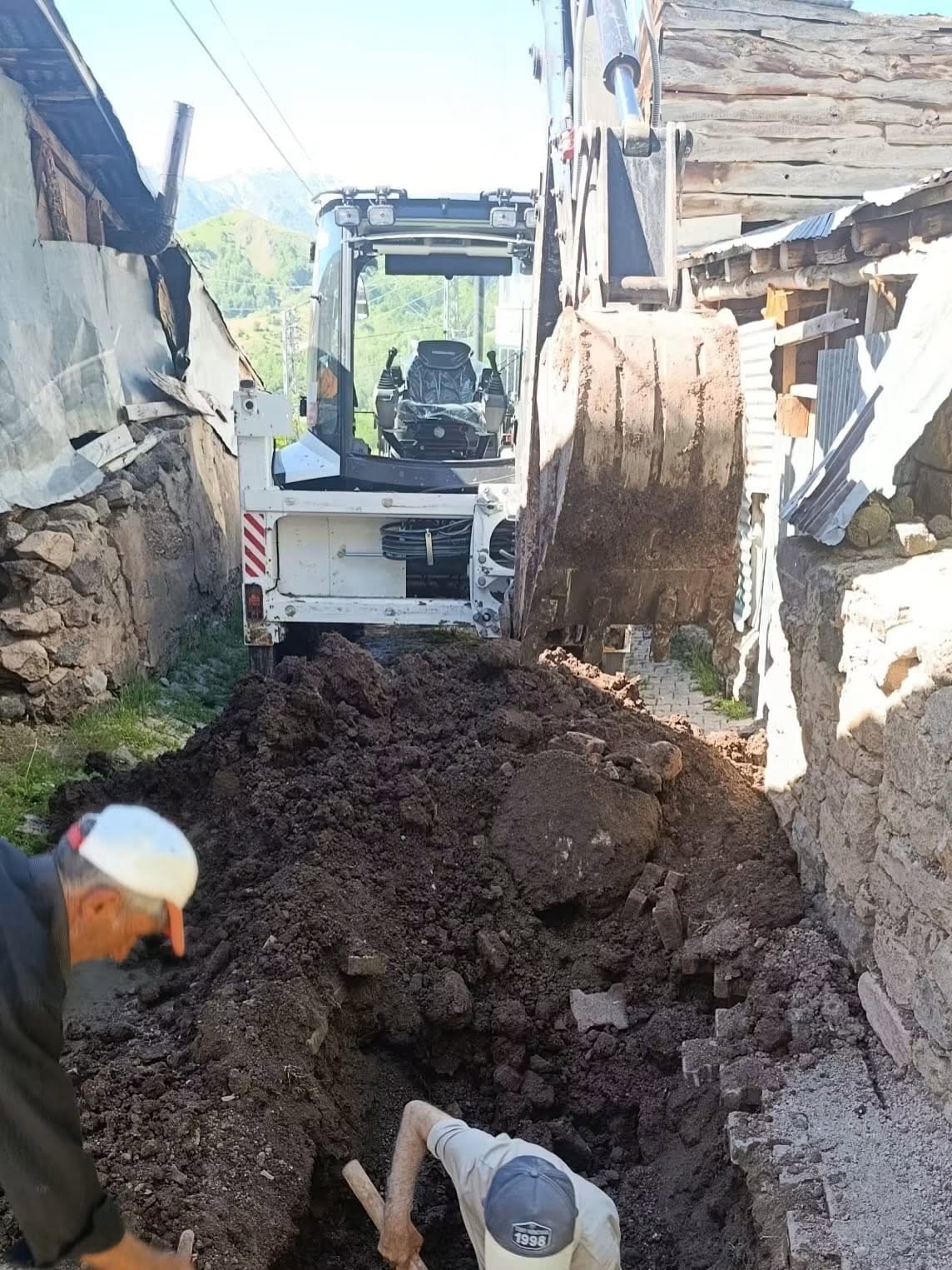 Heyelanlı yol açıldı, arızalar giderildi