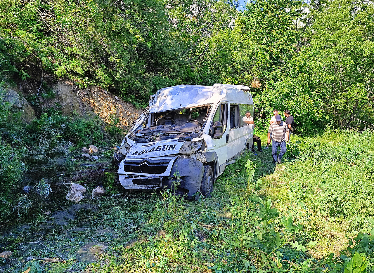 Tarım işçilerini taşıyan minibüs şarampole devrildi