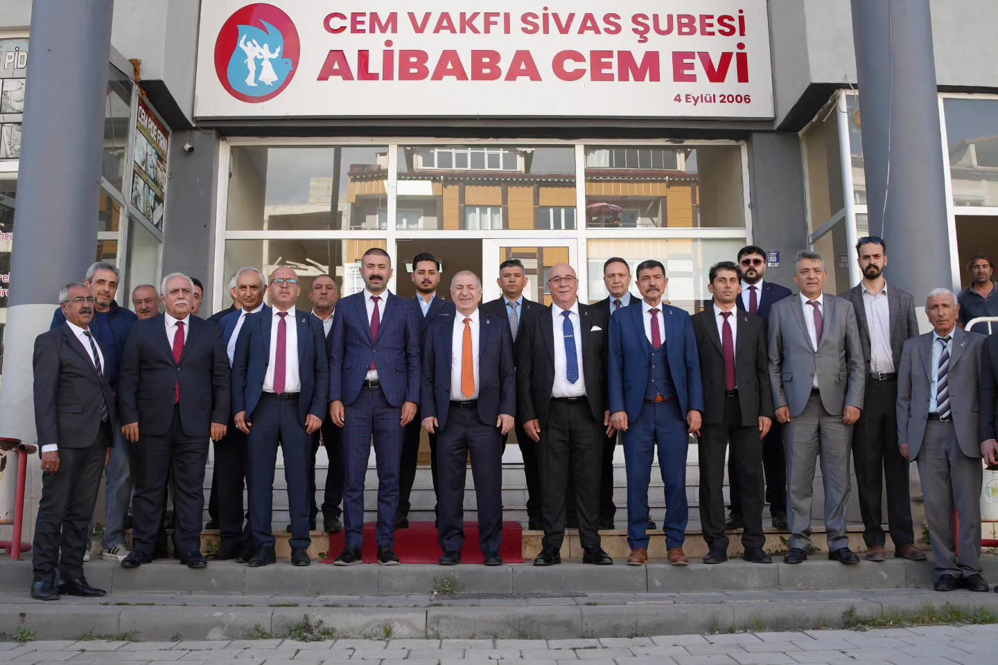 Özdağ'ın Sivas ziyaretinde dikkat çeken detay! Yanından ayrılmadı