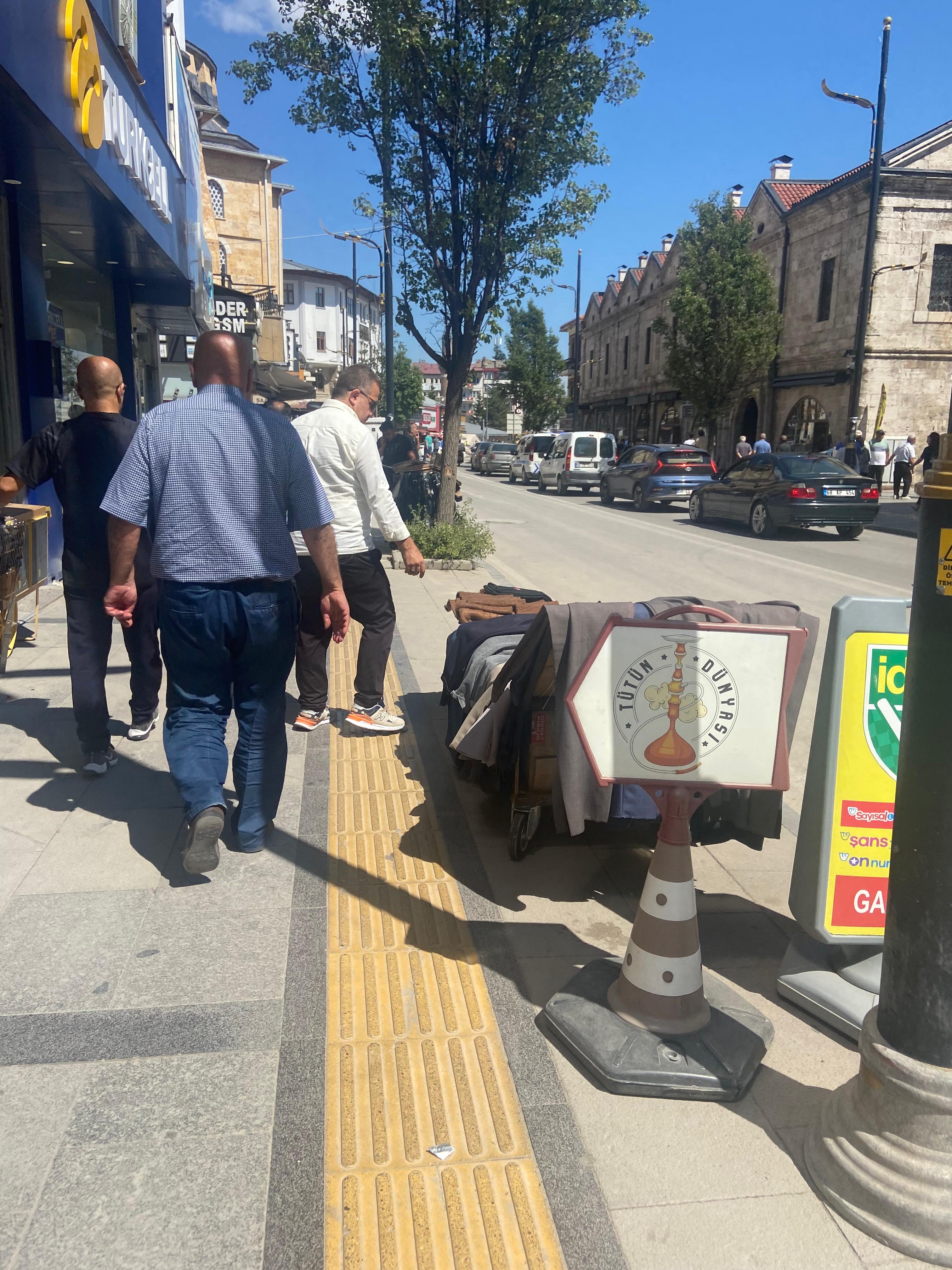 Atatürk Caddesi’nde kaldırım işgali: Görme engelli yolu bile kapatıldı