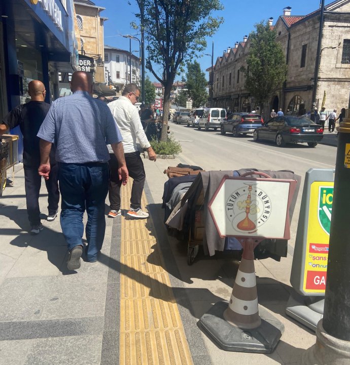 Atatürk Caddesi’nde kaldırım işgali: Görme engelli yolu bile kapatıldı