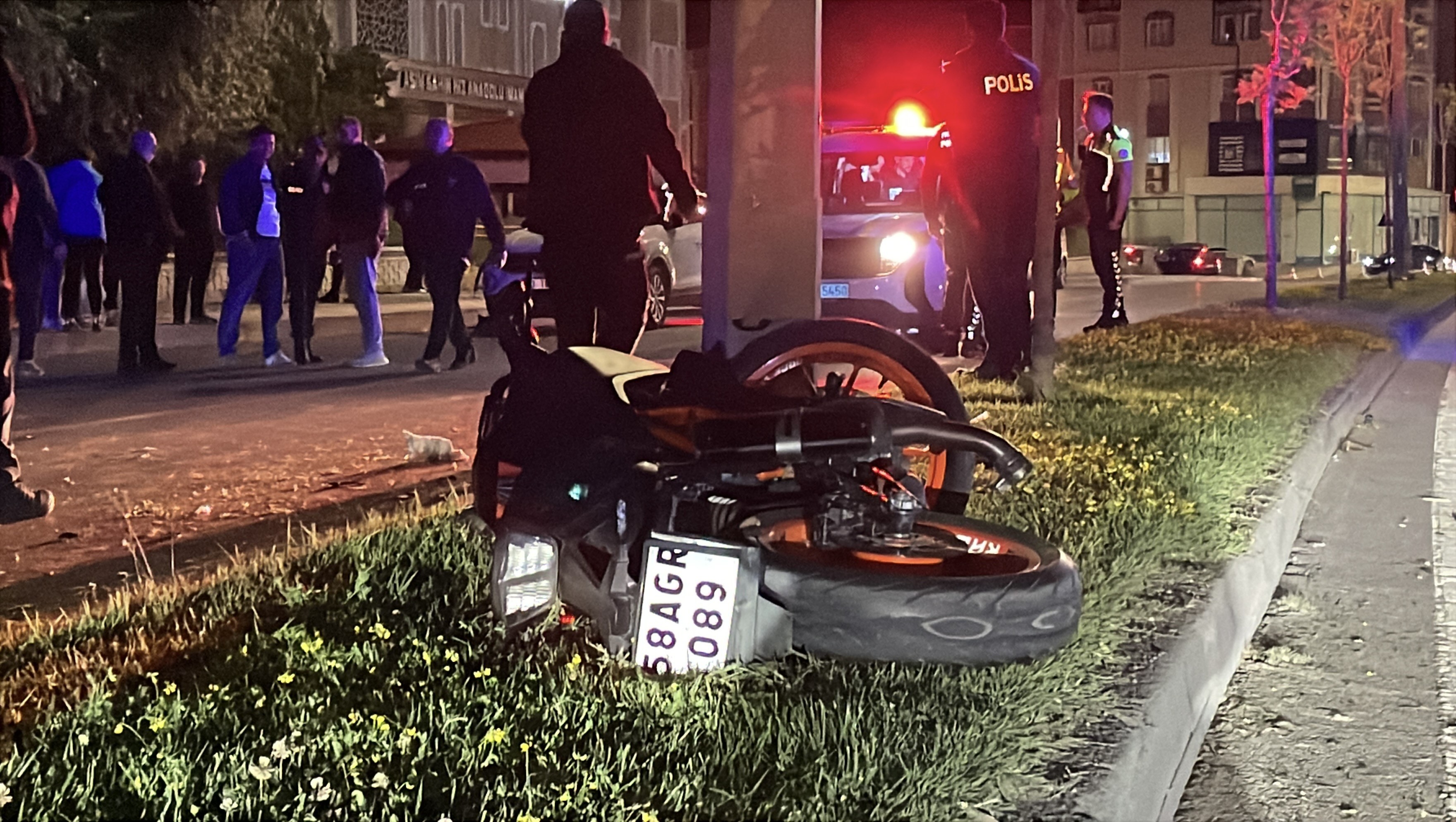 Sivas'ta motosikletten savrulan 2 gence otomobiller çarptı, durumları ağır