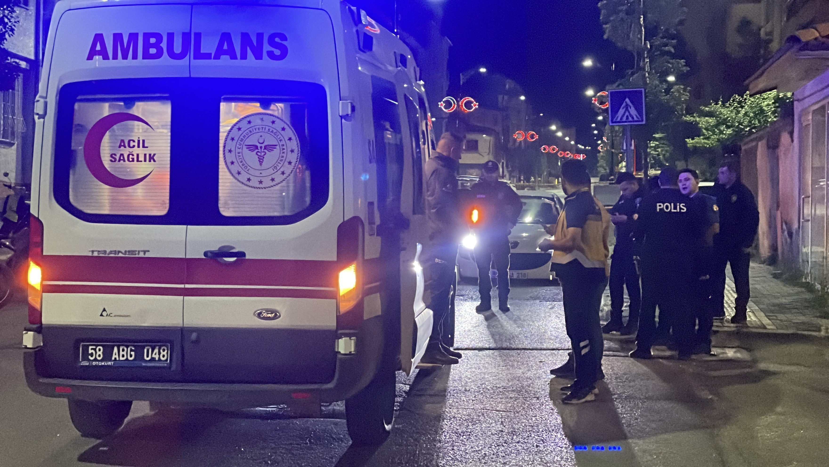 Sivas’ta sokak ortasında bıçaklı kavga: 1’i ağır 4 yaralı
