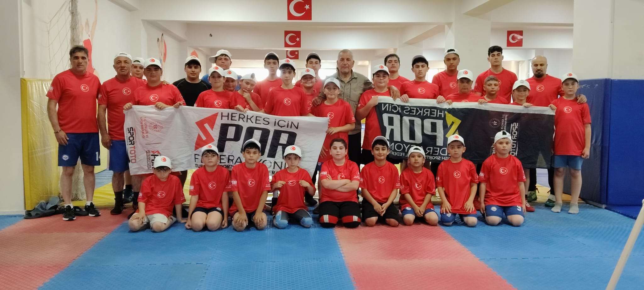 Demirspor güreşçilerine anlamlı destek