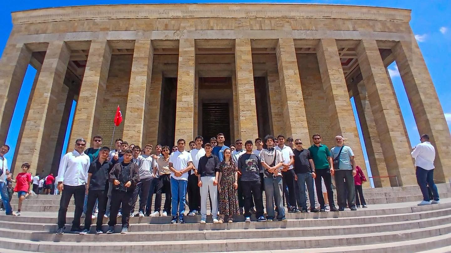 Atık pil topladılar, Ankara'yı gezdiler