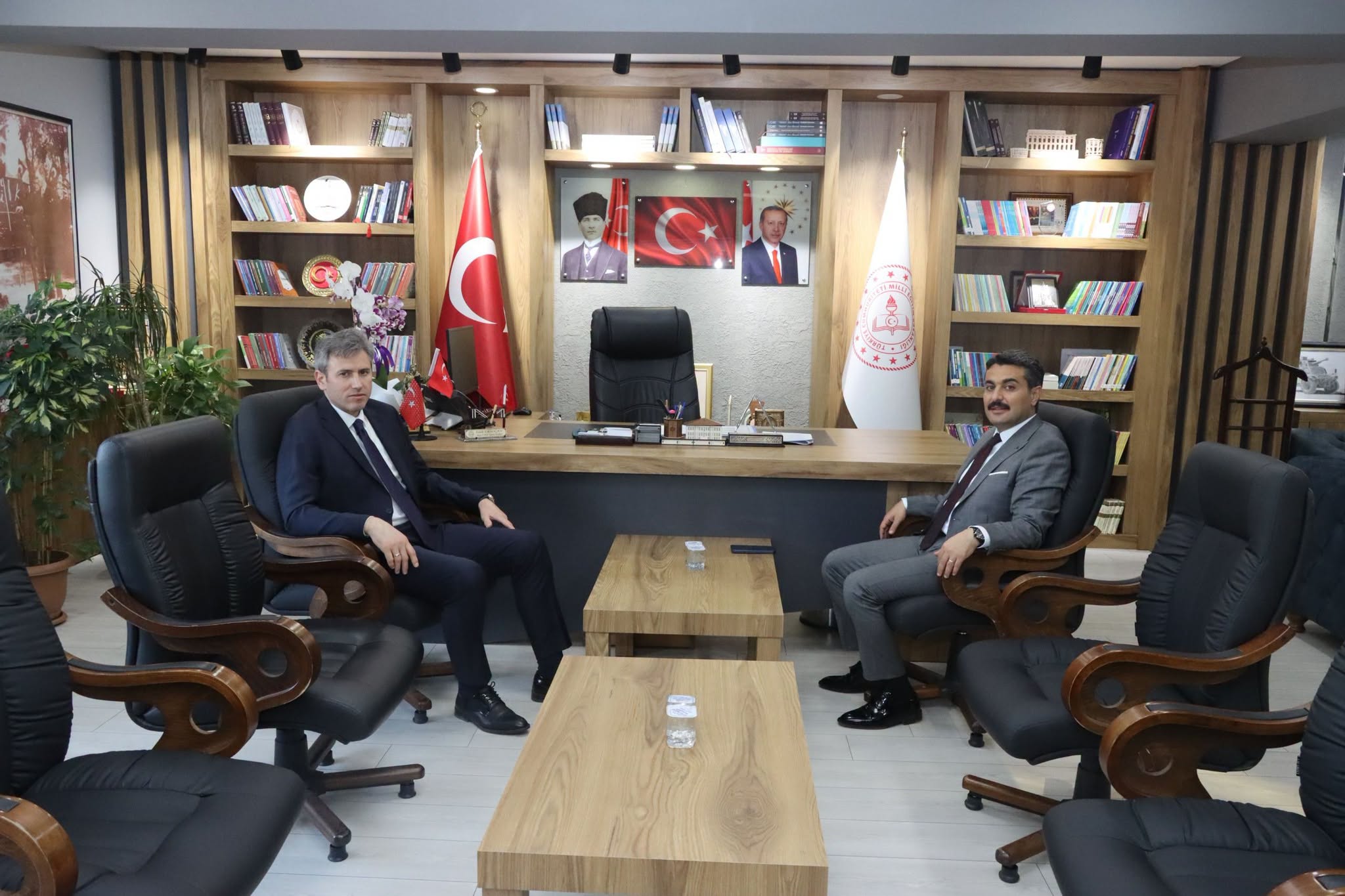 Hazırladıkları dergiyi Erdoğan’a takdim ettiler