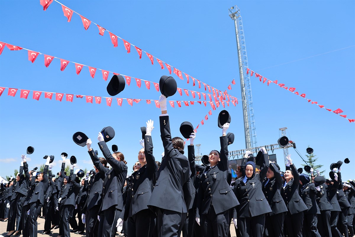 Sivas'ta 248 polis adayı kep attı, mesleğe uğurlandı