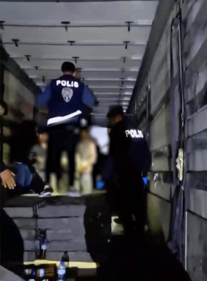 Sivas'ta tır dorselerinden kaçak göçmen çıktı