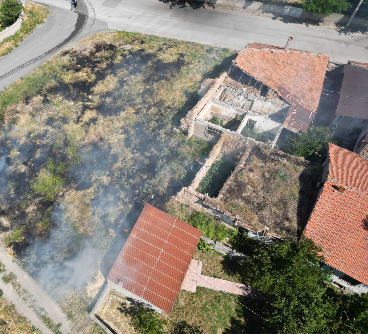 Şarkışla'da korkutan ot yangını