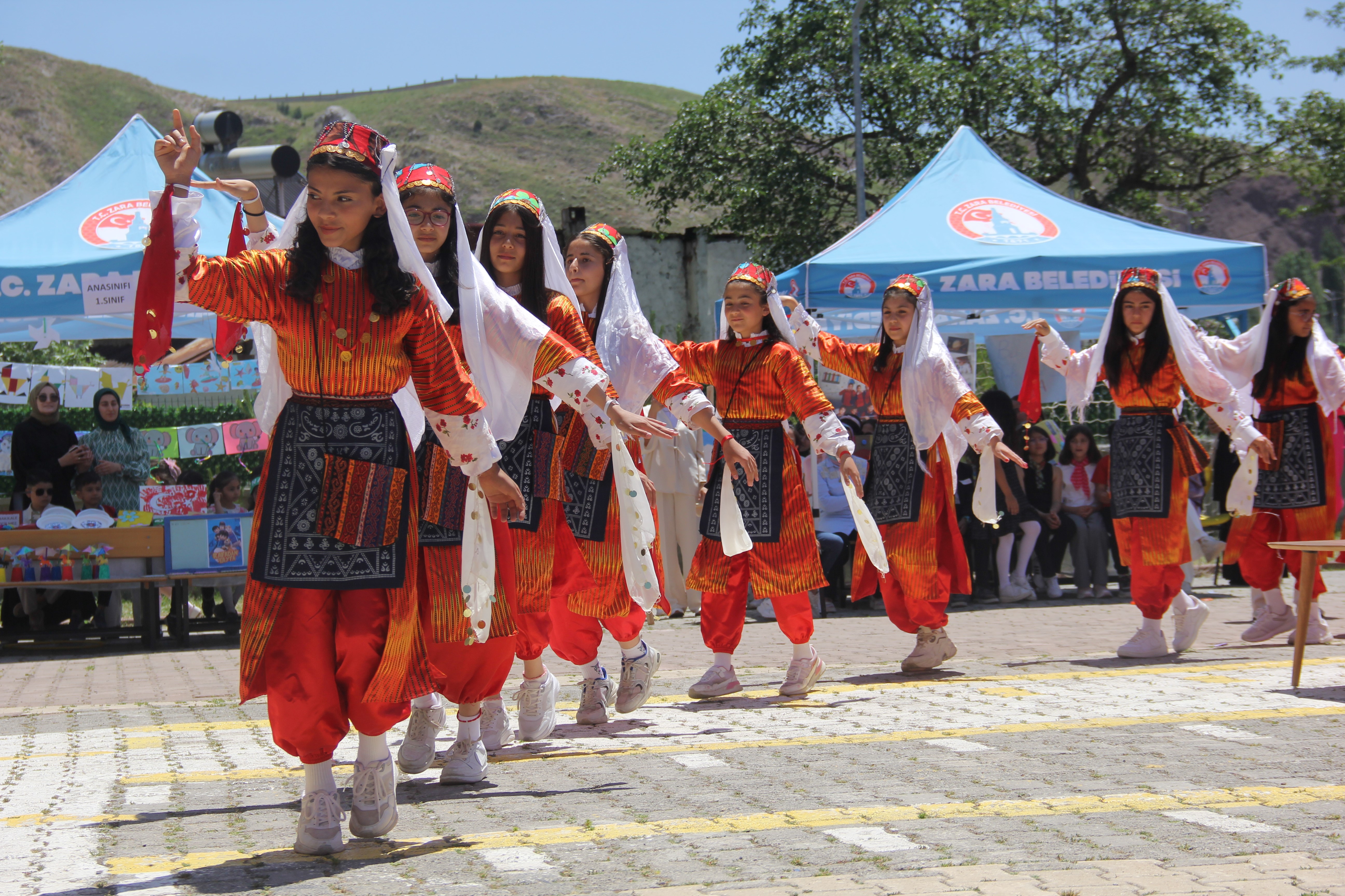 Sivas'ta öğrenciler okula güle oynaya veda etti