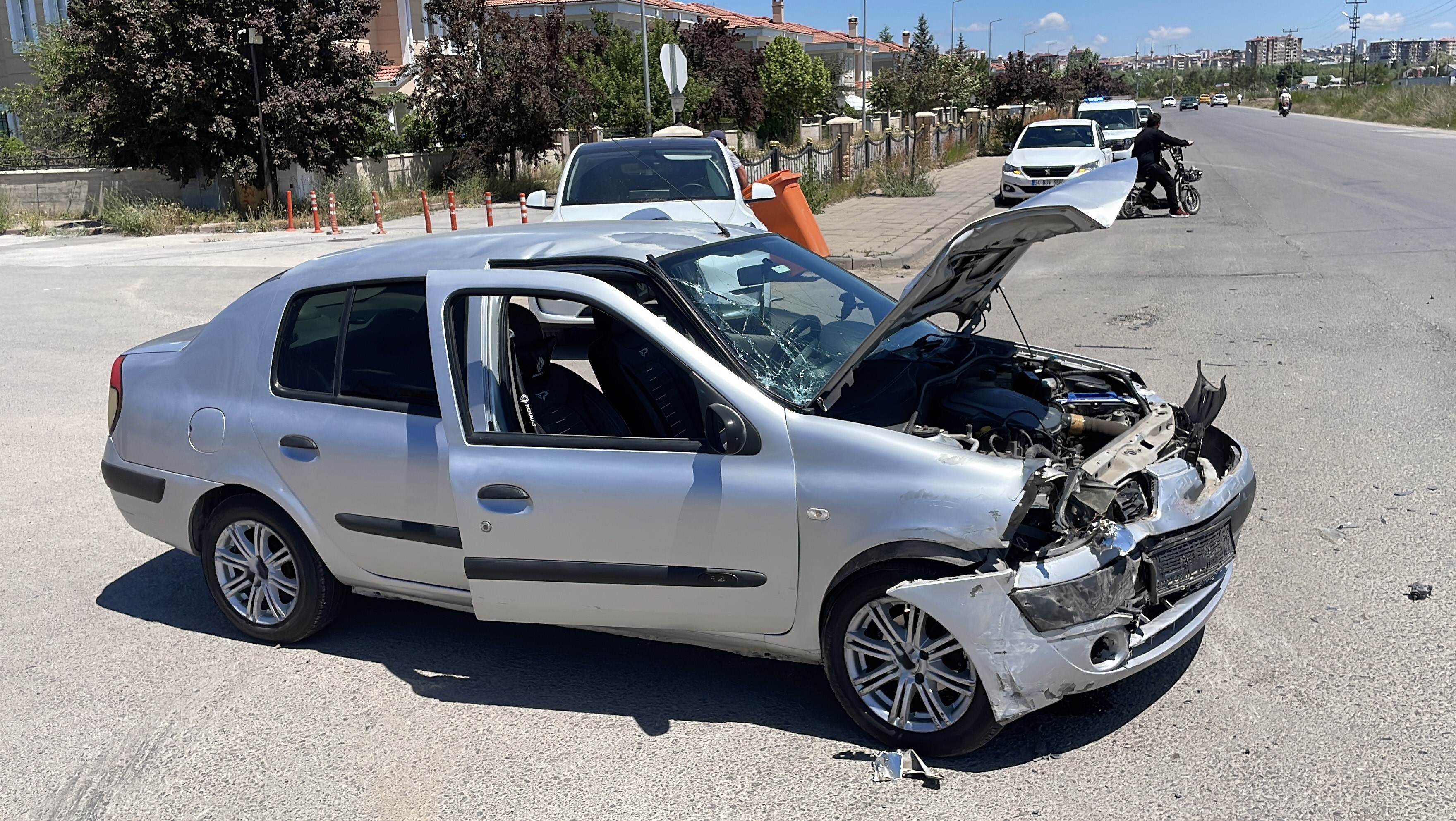 Sivas'ta iki otomobil çarpıştı