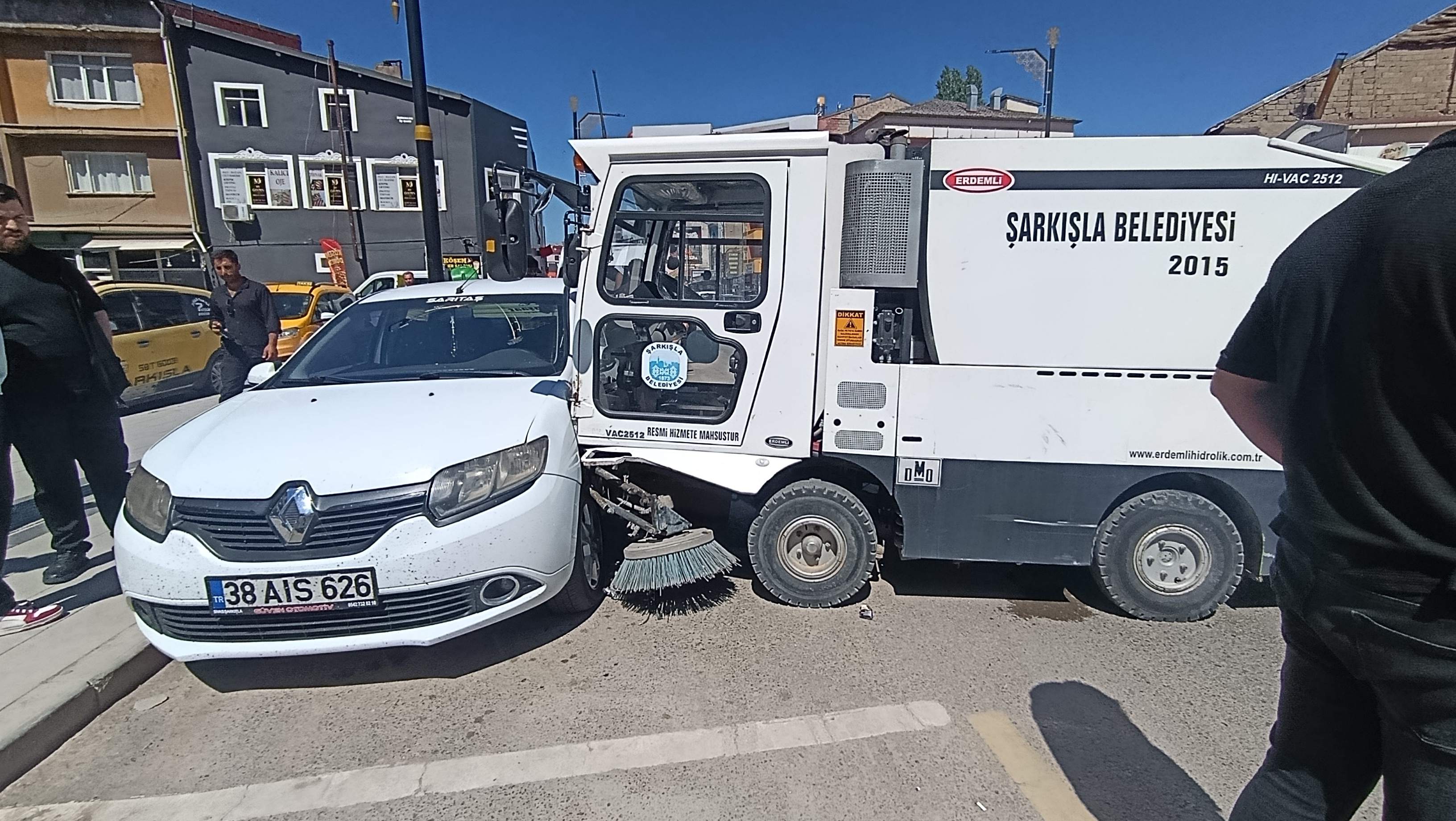 Sivas'ta 4 aracın karıştığı zincirleme trafik kazasında 1 kişi yaralandı