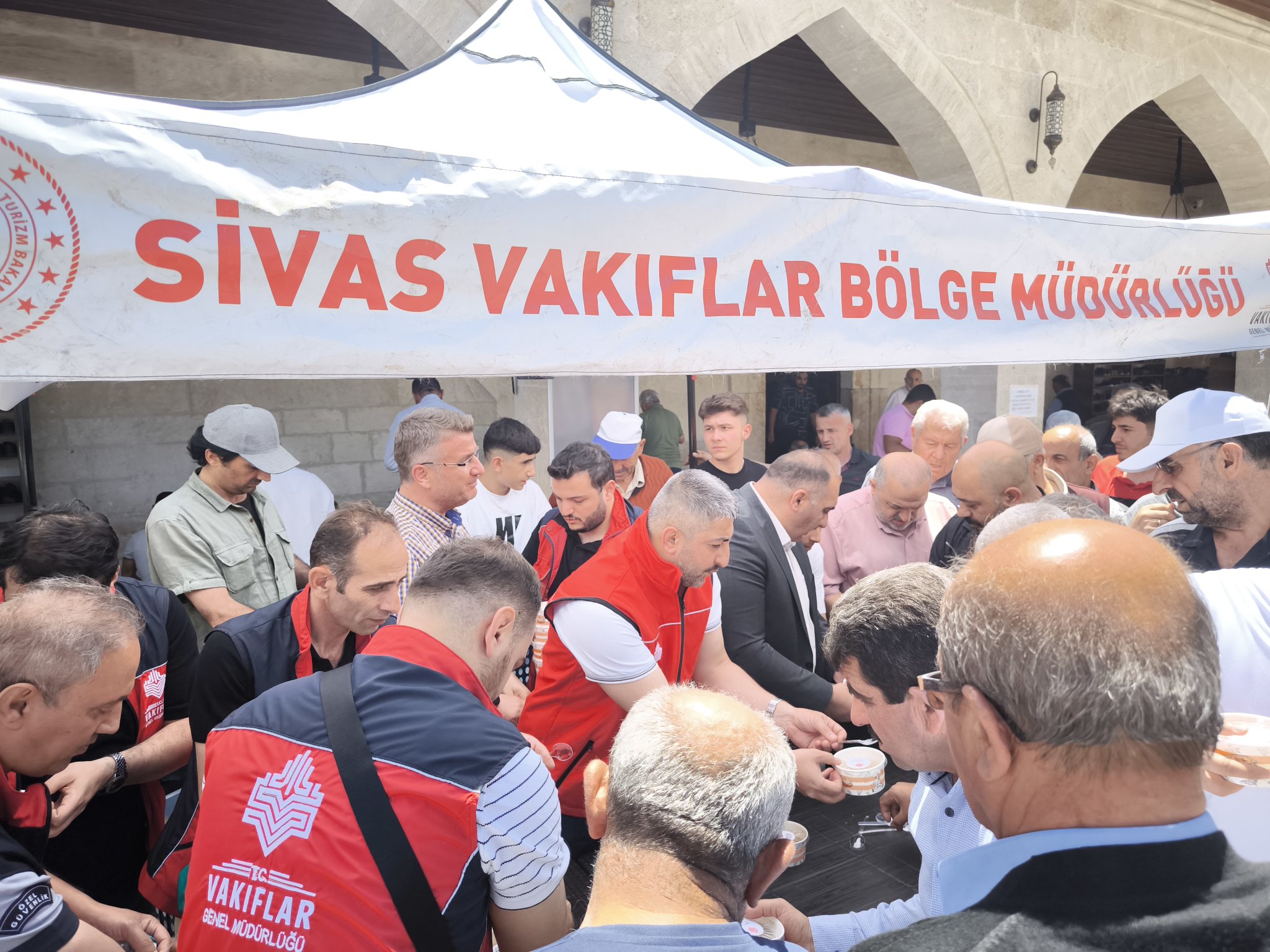 Vakıflar Bölge Müdürlüğü binlerce vatandaşa ikram etti!