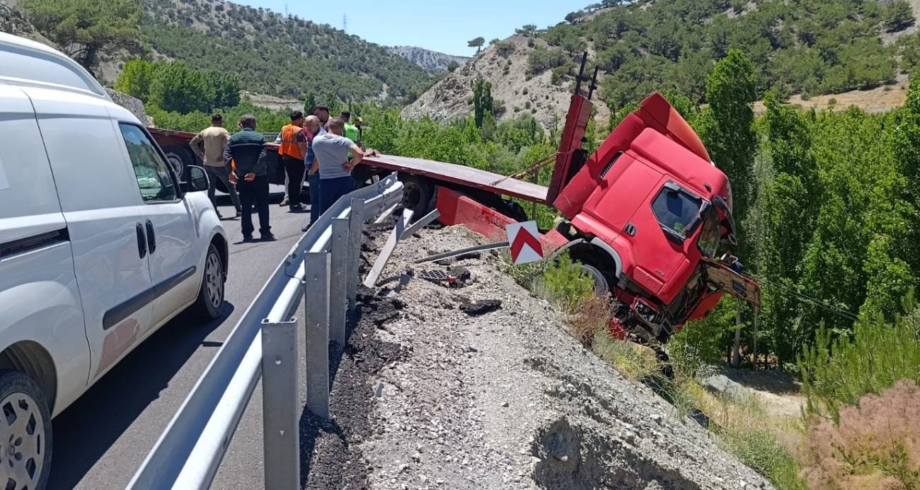 Bariyerlere çarparak askıda