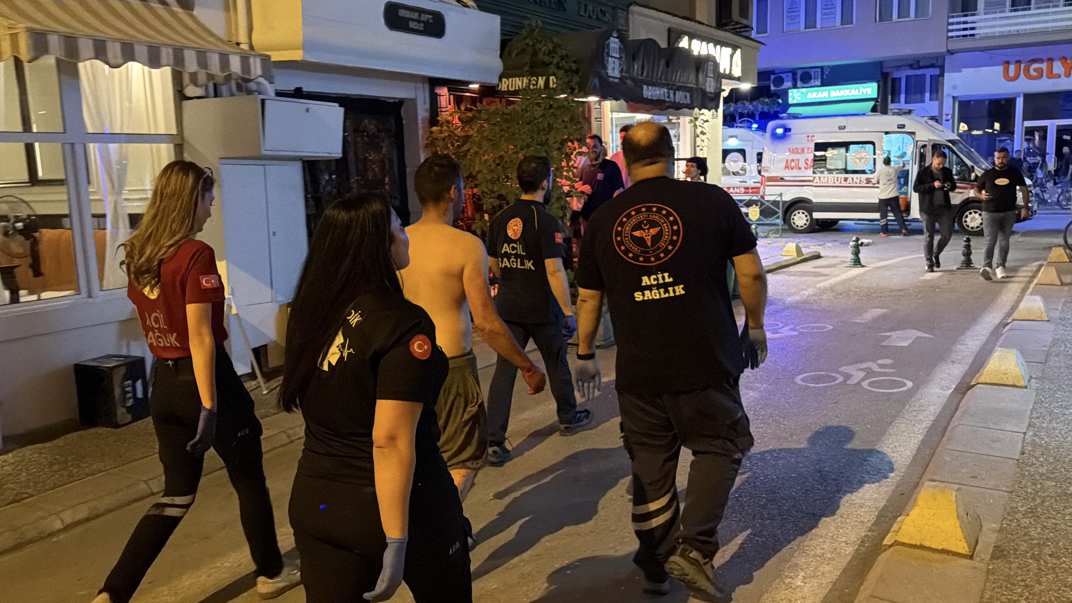Alkollü arkadaş grubunun şişeli kavgası: 3 yaralı!