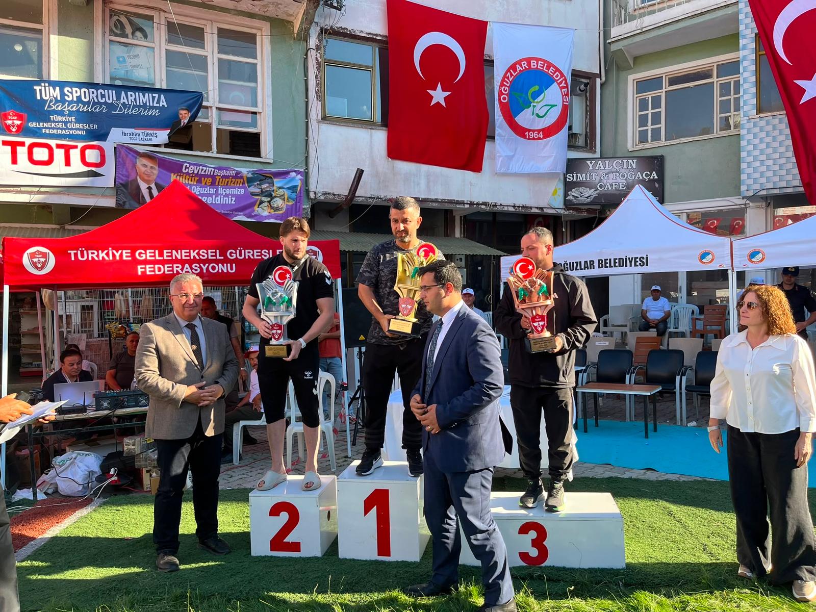 Sivaslı güreşçilerden tarihi başarı!
