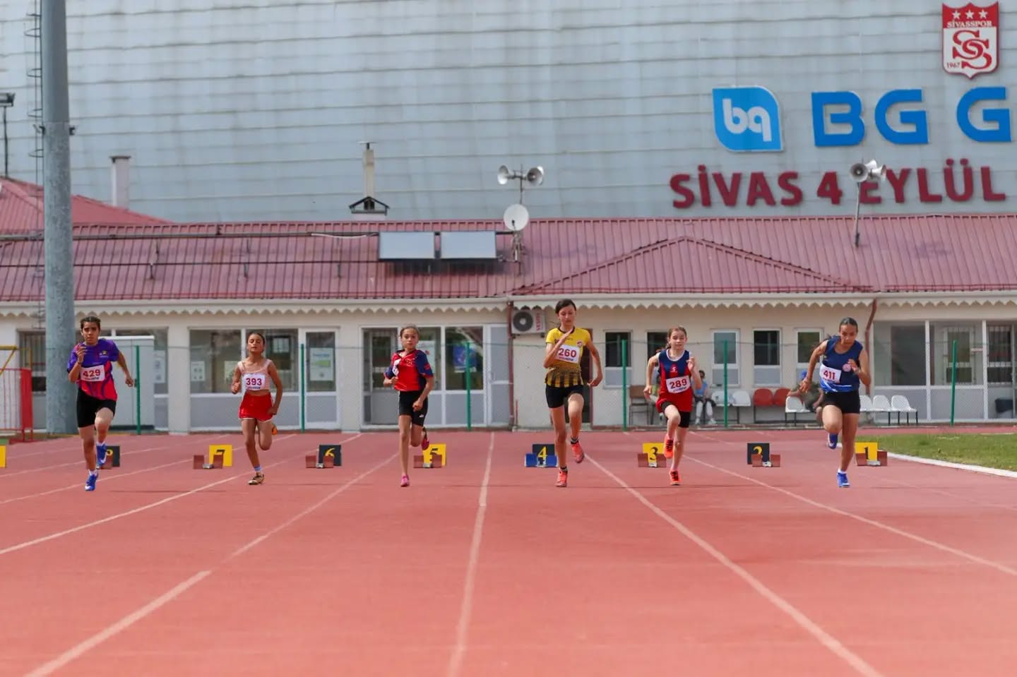 Sivas'ta atletizm şöleni: 11 ilden 350 sporcu piste çıktı!