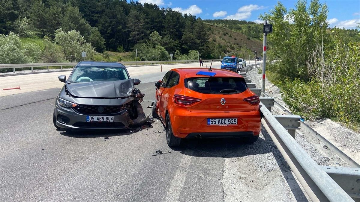 Tokat-Sivas kara yolunda feci kaza: Çamlıbel Geçidi'nde iki otomobil çarpıştı, 3 yaralı!