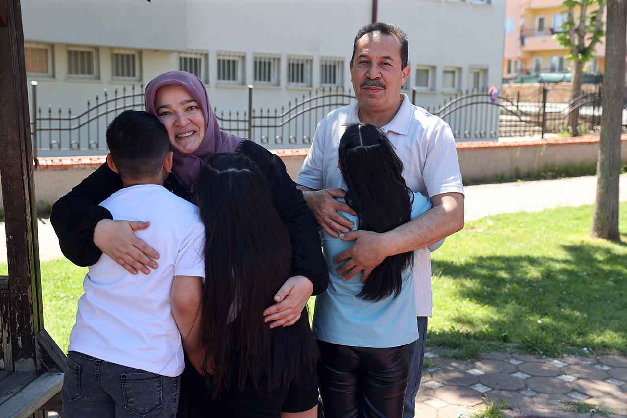 Sivas'ta örnek çift: Öz çocukları il dışına gidince 3 kardeşe birden koruyucu aile oldular!